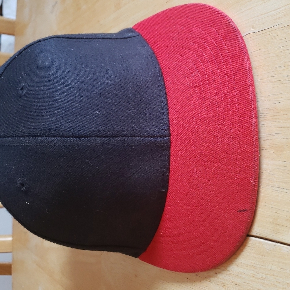 Red/black 210 fitted hat